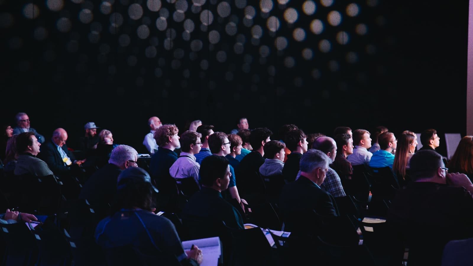 Événement tech conférence - scène éclairée